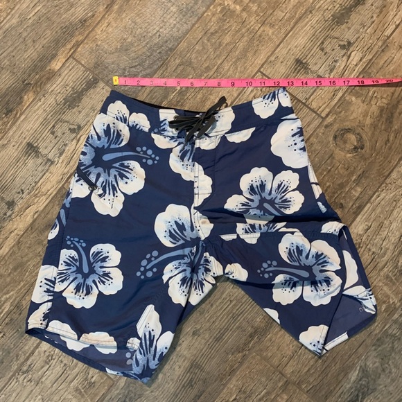 Men’s Blue and white Patagonia hibiscus print swim trunks #surfing #beach - Picture 5 of 5